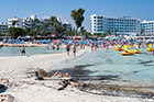 Cypr. Latem poziom wody pozwala na przejście z plaży Nissi Beach na pobliską wysepkę. - foto: wnieznane.pl