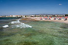 Cypr latem. Plaża Faros Beach w Pafos - uwaga na wielkie kamienie w wodzie! - foto: wnieznane.pl