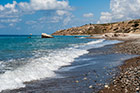 Cypr latem. Kamienista plaża Petra tou Romiou.  - foto: wnieznane.pl