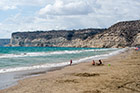 Cypr latem. Piaszczysto-kamienista plaża u podnóża ruin Kourion. - foto: wnieznane.pl