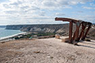 Cypr latem. Widok ze stanowiska archeologicznego Kourion na klify.  - foto: wnieznane.pl