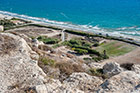 Cypr latem. Widok ze stanowiska archeologicznego Kourion na dużą piaszczysto-kamienistą plażę o tej samej nazwie.  - foto: wnieznane.pl