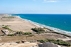 Cypr latem. Widok ze stanowiska archeologicznego Kourion na położoną w dole piaszczysto-kamienistą plażę o tej samej nazwie.  - foto: wnieznane.pl