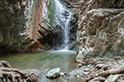 Cypr latem. Wodospad Mylomeri (Milliomeri Falls) w Górach Troodos jest jednym z najwyższych na Cyprze. - foto: wnieznane.pl