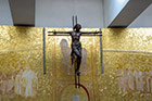 Fatima. Kościół Trójcy Przenajświętszej. Krucyfiks w centralnej części kościoła. - foto: wnieznane.pl