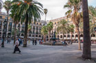 Barcelona. Plaça Reial. Jedno z ulubionych miejsc spotkań barcelończyków. - foto: wnieznane.pl