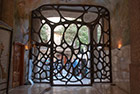 Barcelona. Brama wjazdowa do wnętrz Casa Milà. - foto: wnieznane.pl
