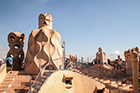 Barcelona. Opływowe kształty rzeźby i wyjątkowe "kominy" na dachu Casa Milà. - foto: wnieznane.pl