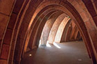 Barcelona. Łuki we wnętrzach Casa Milà - niemal idealnie zaprojektowane. - foto: wnieznane.pl