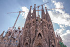 Barcelona. Sagrada Familia widziana od strony Carrer de la Marina. - foto: wnieznane.pl