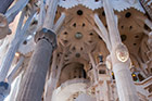 Barcelona. Sagrada Familia i jej masywne filary. - foto: wnieznane.pl