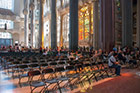 Barcelona. Sagrada Familia. Dostępne miejsca siedzące pozwalają na odrobinę modlitwy oraz refleksji. - foto: wnieznane.pl