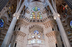 Barcelona. Sagrada Familia. Warto zadrzeć głowę do góry spacerując po tej świątyni. - foto: wnieznane.pl