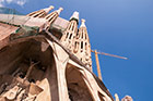 Barcelona. Sagrada Familia widziana niemal spod jednego z wejść. - foto: wnieznane.pl