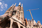 Barcelona. Sagrada Familia zachwyca swą różnorodną architekturą z każdej strony. - foto: wnieznane.pl
