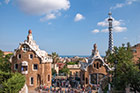 Barcelona. Park Guell i charakterystyczne budynki dla architektury Gaudiego. - foto: wnieznane.pl