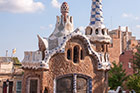 Barcelona. Park Guell. Wystarczy spojrzeć na ten budynek i od razu wiadomo, iż projektował go Antonio Gaudi. - foto: wnieznane.pl