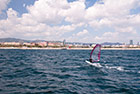 Barcelona. Pływając na katamaranie można spotkać amatorów windsurfingu. - foto: wnieznane.pl