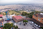 Barcelona. Wzgórze Tibidabo, a po przeciwnej stronie miasta można dostrzec... wzgórze Montjuic. - foto: wnieznane.pl