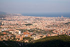 Barcelona. Miasto jak na dłoni widziane ze wzgórza Tibidabo. - foto: wnieznane.pl