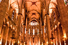 Barcelona. Wnętrza kościoła Santa Maria del Mar. - foto: wnieznane.pl
