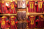 Barcelona. Camp Nou. Oryginalne koszulki, czyli jedne z licznych pamiątek w klubowym sklepie. - foto: wnieznane.pl