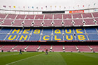Barcelona. Camp Nou. Sztandarowe hasło klubu widnieje na jednej z trybun. - foto: wnieznane.pl