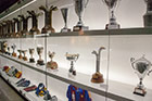 Barcelona. Camp Nou. Półki klubowego muzeum uginają się od zdobytych trofeów. - foto: wnieznane.pl