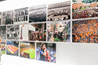 Barcelona. Camp Nou. Ściana ze zdjęciami upamiętnia szczególne wydarzenia w historii klubu. - foto: wnieznane.pl