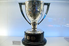Barcelona. Camp Nou. Trofeum dla FCB za wygranie rozgrywek ligi hiszpańskiej. - foto: wnieznane.pl