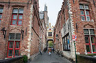 Brugia (Brugge). Brukowana uliczka prowadzi do placu Burg. - foto: wnieznane.pl