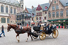 Brugia (Brugge), plac Burg. Turyści zwiedzają miasto z wysokości dorożki. - foto: wnieznane.pl