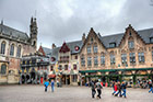 Brugia (Brugge). Plac Burg jest jednym z ważniejszych miejsc w mieście. W roku wejście do słynnej świątyni Heilig-Bloed Basiliek. - foto: wnieznane.pl