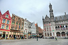 Brugia (Brugge). Plac Markt. Z lewej kamienice, z prawej dawny budynek sądu (Provinciaal Hof). - foto: wnieznane.pl