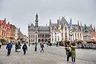 Brugia (Brugge). Widok na Markt - główny plac miasta. Na wprost Provinciaal Hof. - foto: wnieznane.pl