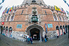 Brugia (Brugge). Wejście do dzwonnicy (Belfort). - foto: wnieznane.pl