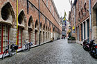 Brugia (Brugge). W mieście jest wiele brukowanych wąskich ulic. - foto: wnieznane.pl