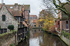 Brugia (Brugge). Malownicze budynki przy kanale obok Bonifacius Brug. - foto: wnieznane.pl
