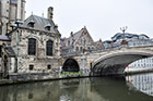 Gandawa (Gent). Z lewej Sint Michielskerk (Kościół św. Michała), z prawej Sint Michielsbrug (Most św. Michała). - foto: wnieznane.pl