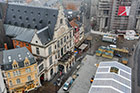 Gandawa (Gent). Widok z dzwonnicy (Belfort en Lakenhalle) na Schouwburg (teatr), Botermarkt i Sint Baafskathedraal. - foto: wnieznane.pl