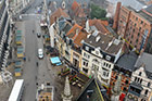 Gandawa (Gent). Widok z dzwonnicy (Belfort en Lakenhalle) na miasto. Z lewej renesansowa fasada ratusza (Stadhuis). - foto: wnieznane.pl