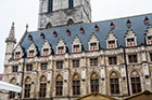 Gandawa (Gent). Sukiennice stanowiące podstawę dzwonnicy (Belfort en Lakenhalle). - foto: wnieznane.pl