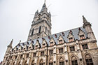 Gandawa (Gent). Sukiennice stanowiące podstawę dzwonnicy (Belfort en Lakenhalle). - foto: wnieznane.pl