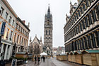 Gandawa (Gent). Widok na dzwonnicę (Belfort en Lakenhalle). Z prawej strony renesansowa fasada ratusza (Stadhuis). - foto: wnieznane.pl