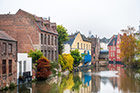 Gandawa (Gent). Rzeka Leie (Lys), przepływająca przez centrum miasta, obok zamek Gravensteen. - foto: wnieznane.pl