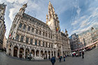Bruksela. Grand Place i budynek ratusza (Hotel de Ville). - foto: wnieznane.pl