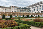 Bruksela. Plac na wzgórzu Mont des Arts. Z prawej biblioteka królewska i archiwum państwowe. - foto: wnieznane.pl