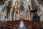 Bruksela. Wnętrze Cathedrale des Saints Michel et Gudule. - foto: wnieznane.pl