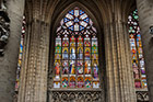 Wspaniałe witraże we wnętrzu Cathedrale des Saints Michel et Gudule. - foto: wnieznane.pl