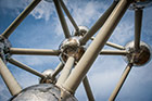 Bruksela. Sfery Atomium widziane z dołu. - foto: wnieznane.pl